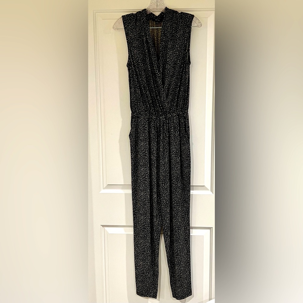 Women’s sleeveless jumpsuit with pockets, size small